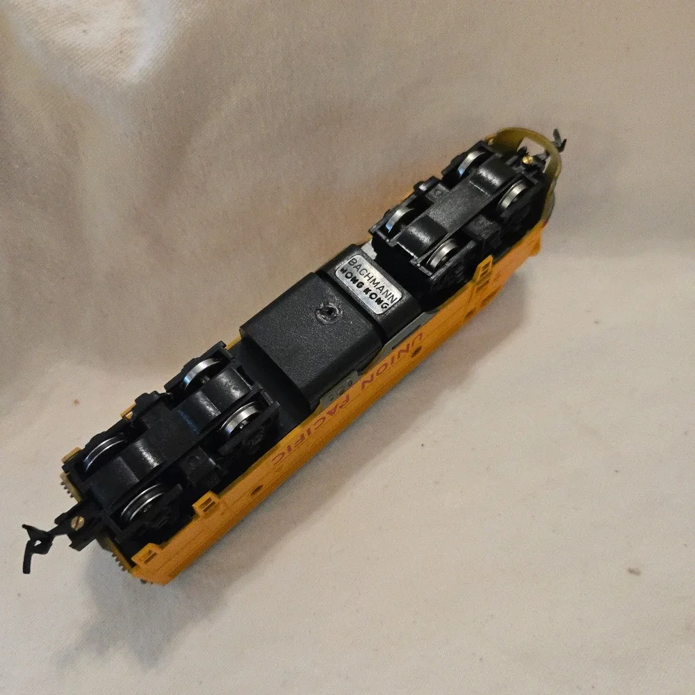 Vtg Bachmann EMD F9 Diesel Union Pacific Yellow HO Scale Electric Train 70s 1206